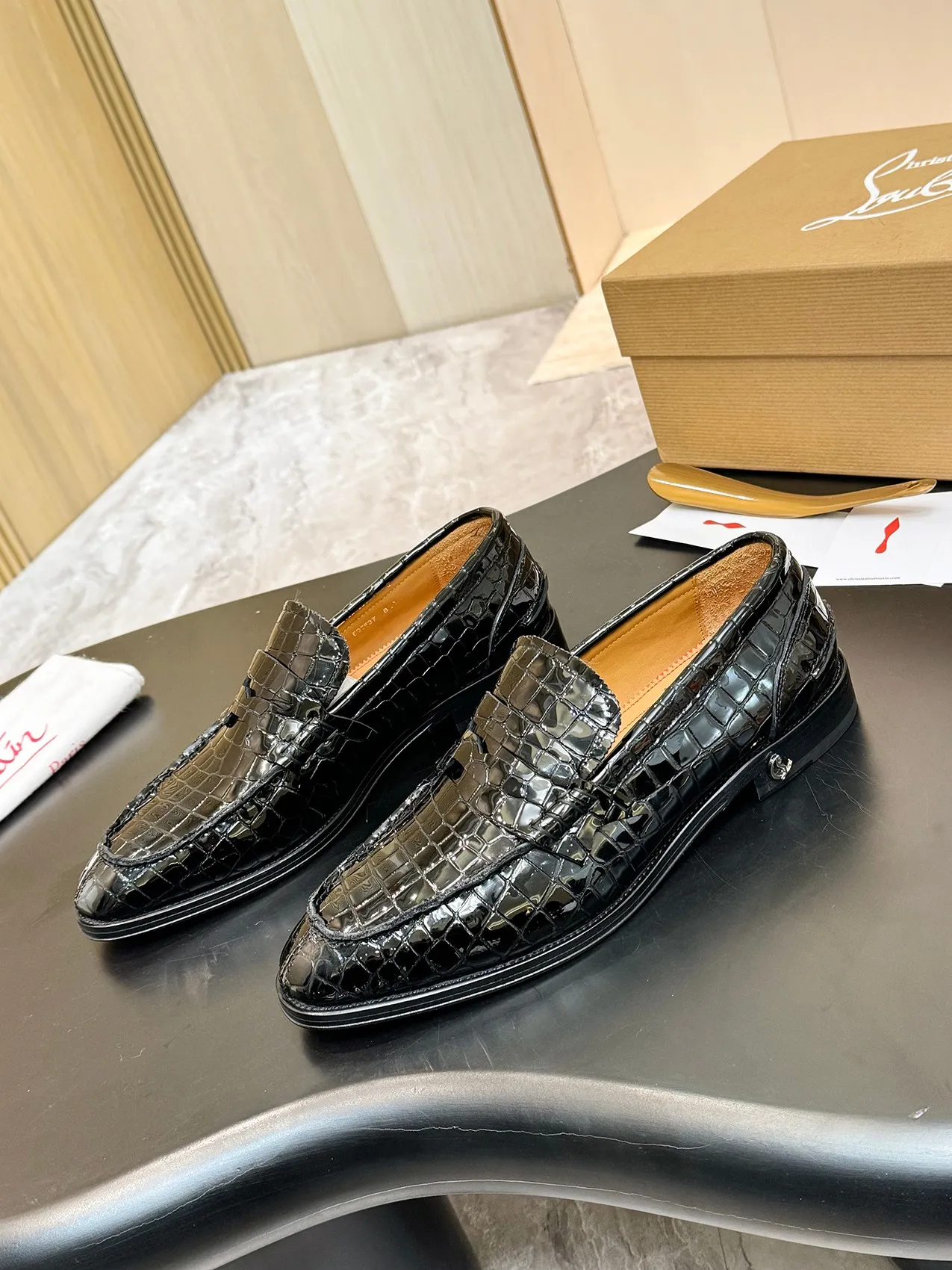 Batch 1080 yuan 💰CL～High-end men’s 👔casual loafers with red soles! ••🆑Genuine and top-quality goods from original orders ••✅💯 Purchase goods from top-quality original orders! Original imported patterned cowhide➕Imported cowhide lining➕Cowhide feet➕Original leather outsole~Size: 39-44 (38, 45.46.47 can be customized)